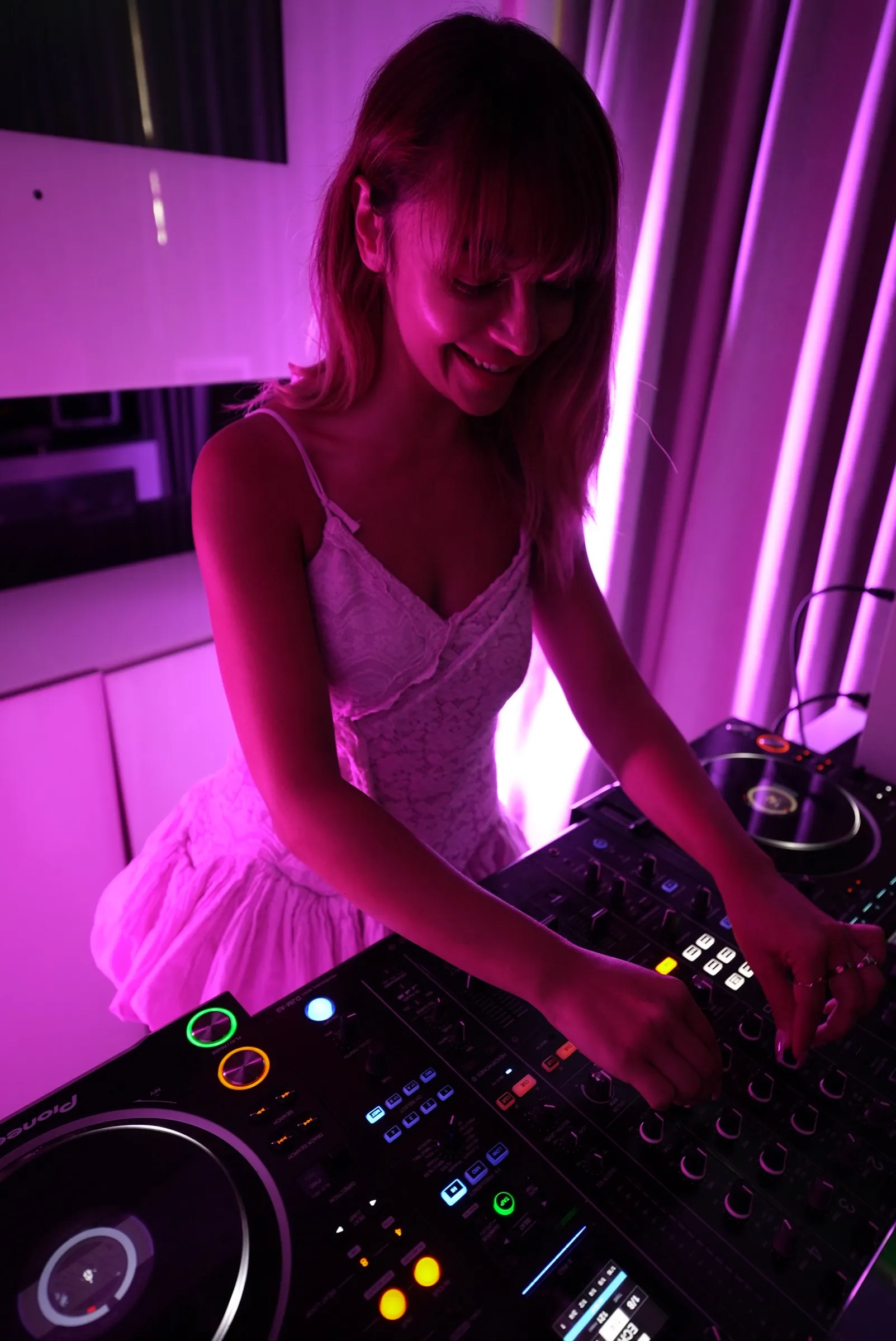 DJ ekipmanı üzerinde çalışan bir katılımcı.